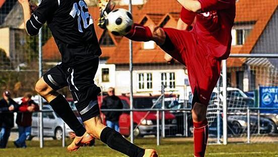 Rare Szene: So energisch &ndash; wie hier Kleinrinderfelds Dominik Peter (links) und Julius Benkenstein vom TSV Aubstadt im Zweikampf &ndash; gingen die Akteure selten zur Sache.