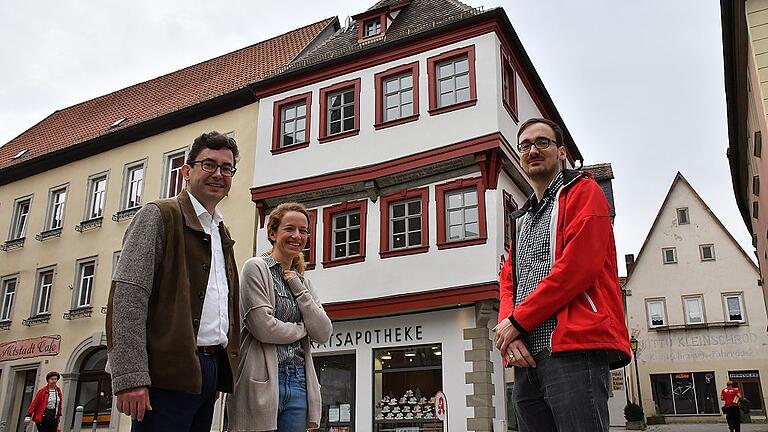 Zwei Jahre hat es gedauert, um dem Gebäude der Ratsapotheke am Ochsenfurter Marktplatz seinen historischen Glanz zurückzugeben. Im Bild von links Architekt Friedrich Staib, Bauherrin Beatrice Guttenberger und Staibs Mitarbeiter Daniel von Finck. Zwei Jahre hat es gedauert, um dem Gebäude der Ratsapotheke am Ochsenfurter Marktplatz seinen historischen Glanz zurückzugeben. Im Bild von links Architekt Friedrich Staib, Bauherrin Beatrice Guttenberger und Staibs Mitarbeiter Daniel von Finck.