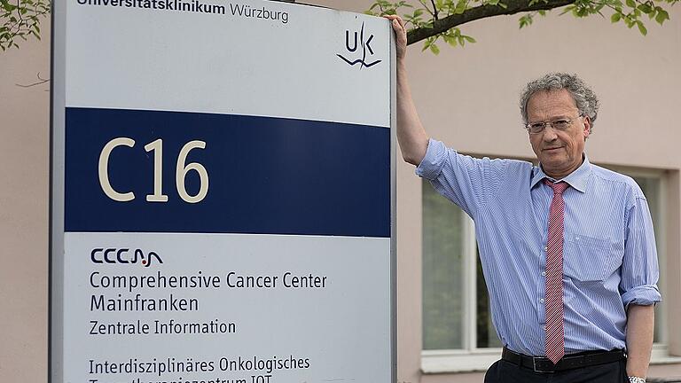 Professor Ralf Bargou, Direktor des Comprehensive Cancer Centers Mainfranken (CCC MF), auf dem Uniklinik-Gelände in Würzburg. Das CCC MF ist eines von bundesweit 14 onkologischen Spitzenzentren. Hier werden Angebote für Krebspatienten gebündelt.