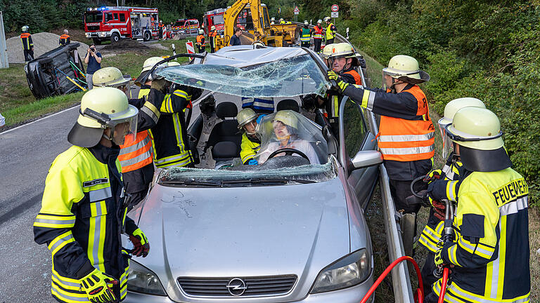 Zur schonenden Rettung einer eingeklemmten Person trennte die Feuerwehr Rechtenbach das Dach des Autos ab.