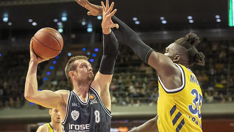 Hielten im Pokal gegen Alba Berlin lange mit: Johannes Richter (Nummer acht) und sein Team s. Oliver Würzburg.