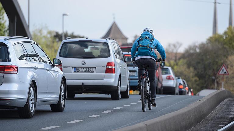 Radfahrer beim Überqueren der Grombülbrücke in Würzburg.