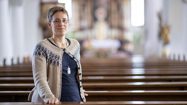 Juliana Seelmann, Ordensschwester im Kloster Oberzell, ist 2021 Trägerin des Würzburger Friedenspreises:&nbsp; Die Schwester aus dem unterfränkischen Kloster Oberzell bewahrte zwei Frauen vor Zwangsprostitution und Menschenhandel - und bekam einen Strafbefehl.&nbsp;