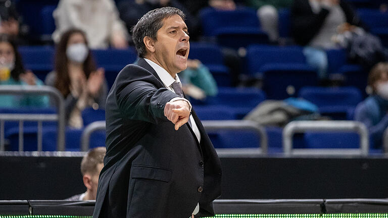 Trainer Saso Filipovski hofft auf einen Sieg seiner Baskets im Franken-Derby gegen Brose Bamberg.