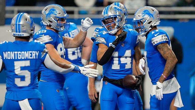 Detroit Lions - Tennessee Titans       -  Fünfter Touchdown im fünften Spiel in Serie: Amon-Ra St. Brown (2.v.r.) feiert mit seinen Teamkollegen.