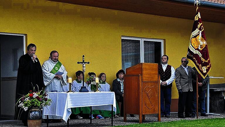 Bedeutung der Imker hervorgehoben: Mit einem ökumenischen Gottesdienst wurde am Samstagabend das Fest &bdquo;150 Jahre Imkerverein Bad Königshofen&ldquo; am Bienenzentrum Rhön-Grabfeld eröffnet. Der evangelischen Pfarrer Andreas Biesold (Waltershausen links) und Diakon Rudi Reuter (Herbstadt, Zweiter von links) feierten den Gottesdienst.