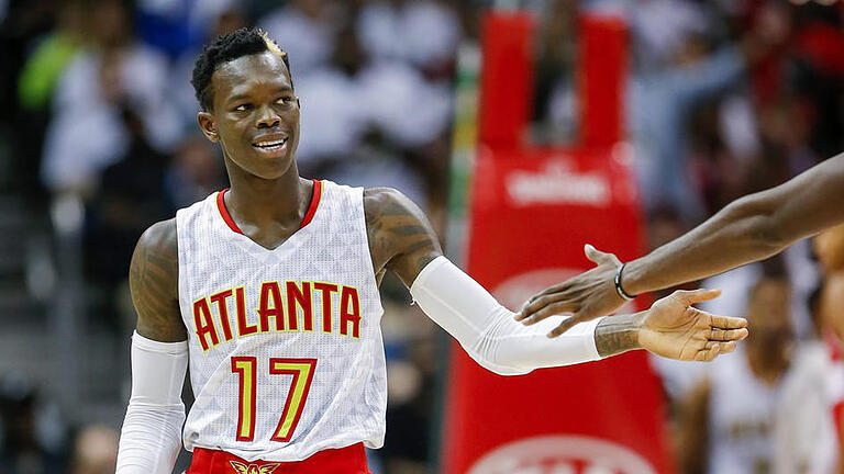 Gelungen       -  Der Auftakt ist gelungen: Dennis Schröder gewinnt das erste Spiel mit Atlanta nach der Unterzeichung seines Mega-Vertrages. Foto: Erik S. Lesser