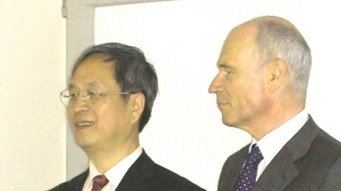 Helmut Sorg (rechts) im Jahre 2006, hier mit dem chinesischen Minister&nbsp;Zhang Renwei.