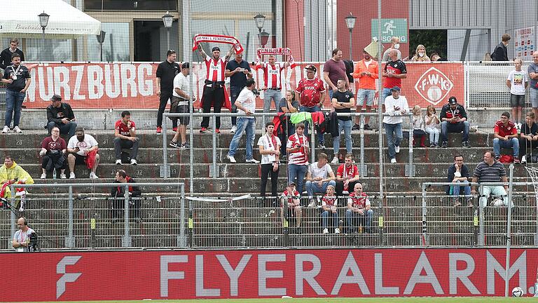 Die Firma Flyeralarm bleibt als Werbepartner der Würzburger Kickers im Stadion am Dallenberg präsent.