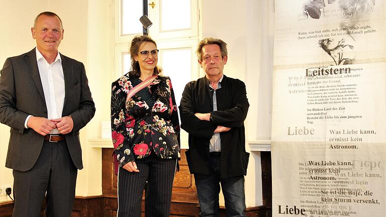 Bei der Eröffnung der Ausstellung 'Literarisches Blätter' (von links): Bürgermeister Thomas Stamm, Professorin Friederike Gölz und Klaus Zwick.