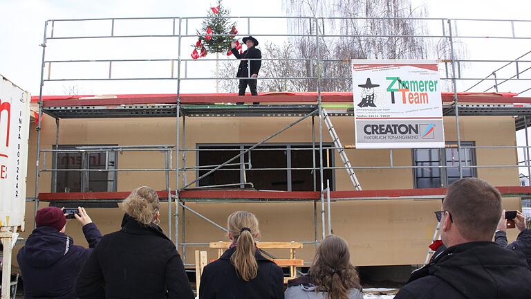 Der Rohbau für die Himmelstadter Kindergrippe steht: Drei Monate nach Baubeginn schmetterte Zimmerermeister Thomas Gessner den Richtspruch vom Gerüst.