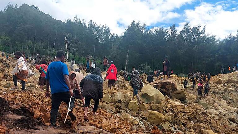 Erdrutsch in Papua-Neuguinea.jpeg       -  Nach einem Erdrutsch werden im abgelegenen Hochland Papua-Neuguineas Hunderte Tote befürchtet. Einige Dörfer wurden komplett verschüttet.