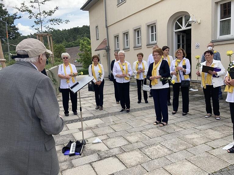 Der Kirchenchor gratulierte mit gelben Rosen.