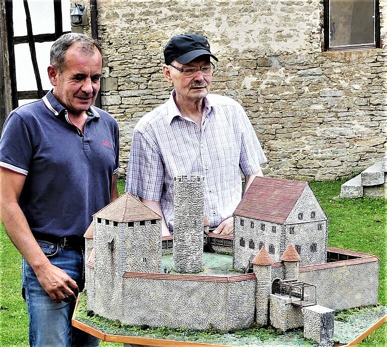 Bürgermeister Alois Fischer (links) und Günter Dusel vom Kulturgeschichtlichen Arbeitskreis Burggrumbach stellten in der Grumbachburg ein Modell vor. Es beinhaltet auch die Teile der Burg, die heute nicht mehr vorhanden sind.