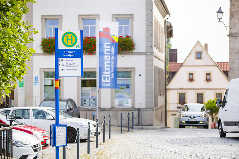 Die Bushaltestelle vor dem Rathaus in Eltmann: Die Möglichkeit, öffentliche Verkehrsmittel zu nutzen, wurde in Eltmann zwar nicht gut bewertet, aber im Vergleich mit dem übrigen Landkreis immer noch überdurchschnittlich.