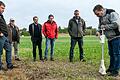 Wie kann man das Nitrat im Grundwasser reduzieren? Landwirte testen auf einem Acker bei Bibergau (Lkr. Kitzingen) einen Spaten, der den Stickstoffgehalt des Bodens messen kann. Mit dabei ist Wolfgang Ehbauer (Dritter von links) von der Regierung von Unterfranken.