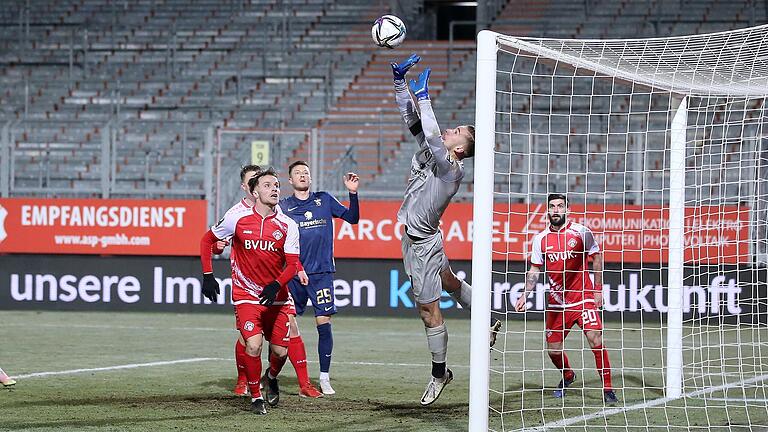 Da hätten die Kickers in Führung gehen können. Löwen-Keeper Marco Hiller pariert einen Kopfball von Niklas Hoffmann.