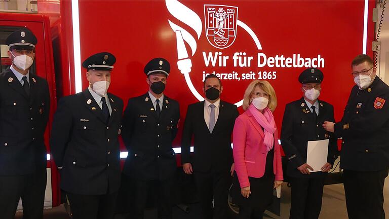 Feuerwehrdienstversammlung in Dettelbach (von links): der neue Zweite Kommandant Tobias Sauer, der bisherige Kommandant Simon Apfelbacher und sein Nachfolger Johannes Schraud mit ihrem Dienstherrn Bürgermeister Matthias Bielek. Landrätin Tamara Bischof hielt die Laudatio auf Michael Weikert, der von Kreisbrandrat Dirk Albrecht das Ehrenkreuz für 40 Dienstjahre angesteckt bekam.