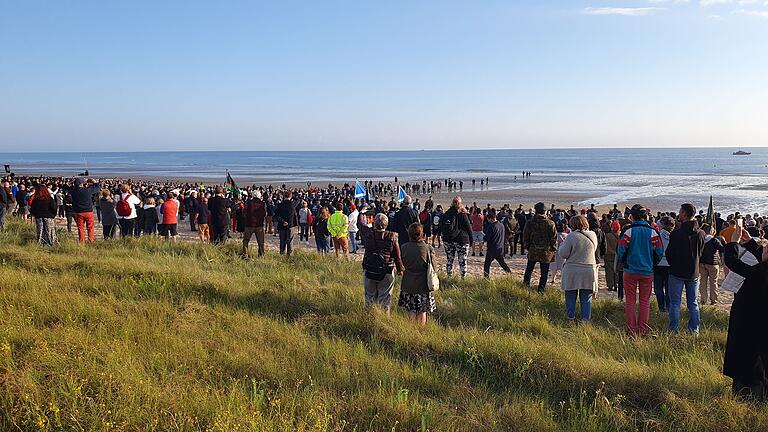 Jedes Jahr am 6. Juni um 7.25 Uhr versammeln sich Hunderte von Menschen am Strand von Colleville-Montgomery, um an den Beginn der Invasion zu gedenken.