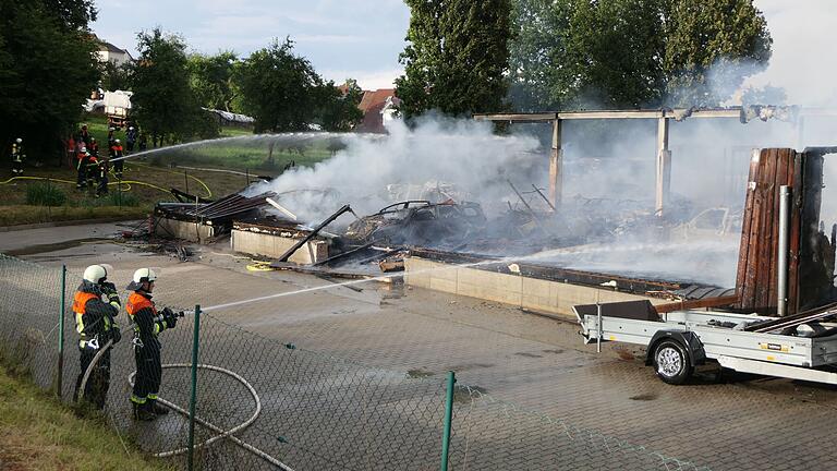 Bis in die Morgenstunden am Freitag loderten immer wieder kleine Feuer in der Halle auf, die 'von außen gelöscht' wurden, weil die Brandermittler das Betreten der Gebäudereste untersagten.&nbsp;