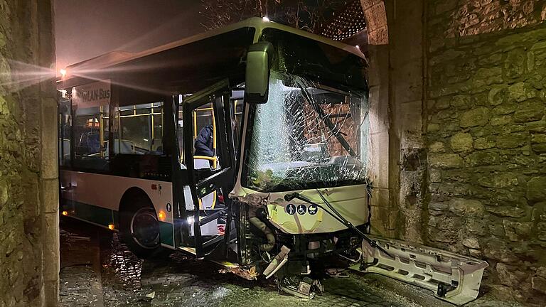 In den frühen Morgenstunden ist am Mittwoch ein Linienbus ans Tor in Sommerhausen gefahren. Dabei wurde eine Frau schwer verletzt, sechs weitere Personen leicht. In den frühen Morgenstunden ist am Mittwoch ein Linienbus ans Tor in Sommerhausen gefahren. Dabei wurde eine Frau schwer verletzt, sechs weitere Personen leicht. 