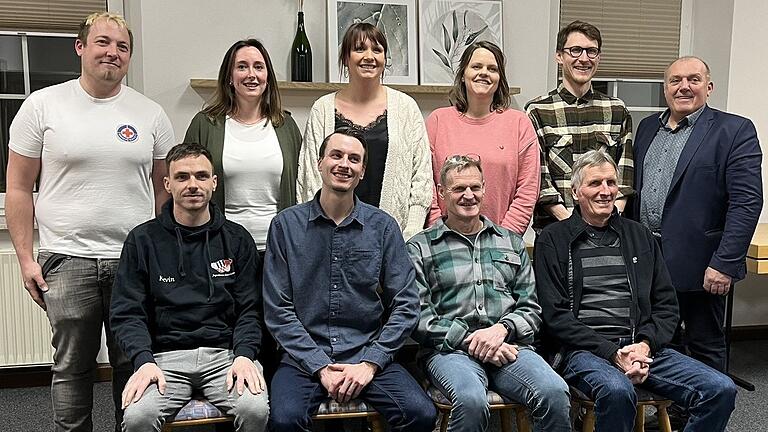 Neuwahlen bei der Wasserwacht-Ortsgruppe Gnötzheim: Steffen Lechner (hinten von links), Linda Schmitt, Carolin Stang-Koschnicke, Katharina Sandreuter, Thomas Lang und Rainer Ott, (vorne von links) Kevin Döll, Markus Koschnicke, Gerhard Lang und Winfried Koschnicke.