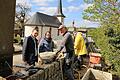 Über die Sanierungsarbeiten an der historischen Friedhofsmauer der Martinskapelle informierten sich dieser Tage Bürgermeister Jürgen Götz und die gemeindliche Hochbauarchitektin Sabine Hartmann (links).