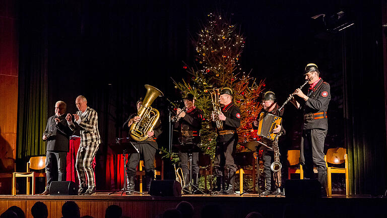 In typisch Altneihauser Manier präsentierten die Musiker bei der Weihnachtslesung eine professionelle Mischung aus swingender Volksmusik und Dixie, aus heimischen und internationalen Weihnachtsliedern. Und Norbert Neugirg spießte so gut wie alles auf, was die deutsche Advents- und Weihnachtszeit für eine gekonnte Satire hergibt.