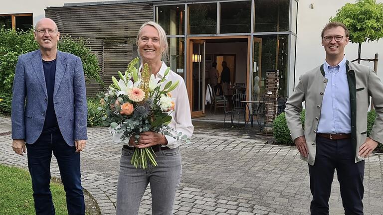 Von Doris Müller (Mitte) ging das Amt des Präsidenten des Rotary-Clubs Gerolzhofen-Volkach auf Ulrich Schemmel über (rechts). Reinhold Jäcklein (links) hielt die Laudatio auf die scheidende Präsidentin.