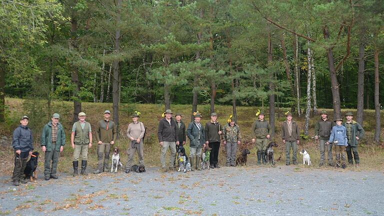 Die sieben geprüften Hundegespanne mit dem Prüfungsteam und der Jagdhornbläsergruppe Rhön.