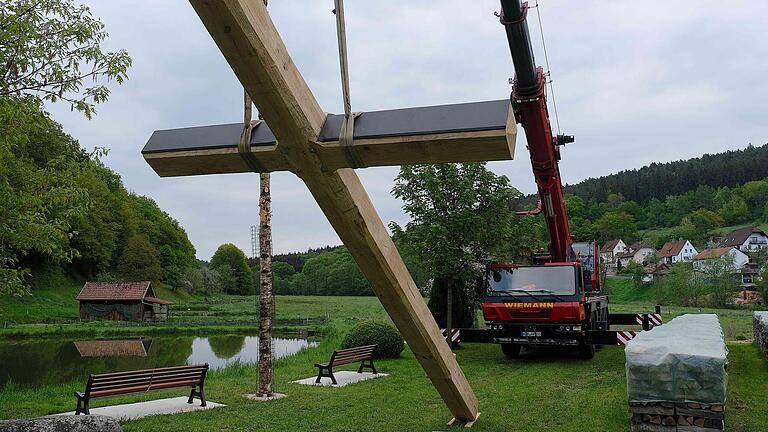 2018 stellte der Feuerehrverein ein Holzkreuz als Wahrzeichen in Heiligkreuz aufgestellt. 2018 stellte der Feuerehrverein ein Holzkreuz als Wahrzeichen in Heiligkreuz aufgestellt.