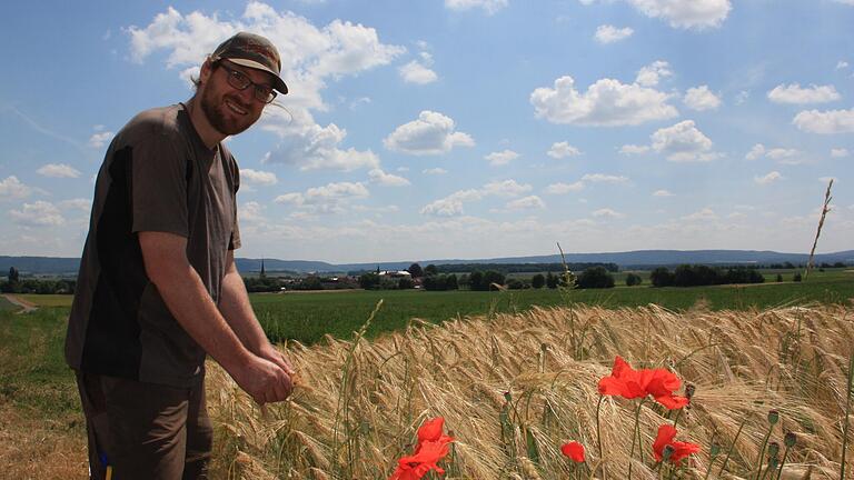 Bio-Landwirt David Wiener aus Lülsfeld steht an einem Acker mit Wintergerste. Die Aussicht auf die diesjährige Ernte bereitet ihm und seinen Berufskollegen große Sorgen. Der Grund: Es fehlt an Regen.