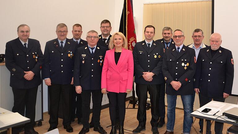 Im Bild von links nach rechts: Alfred Rückel, Bürgermeister Ernst Nickel, 1. Vorsitzender Andrè Petschl, Kreisbrandmeister Stephan Helmer, Kreisbrandrat Dirk Albrecht, Landrätin Tamara Bischof, 1. Kommandant Benedikt Rückel, Bernd Kanler, Werner Feuerlein, Gerhard Sperber, Richard Neumann.