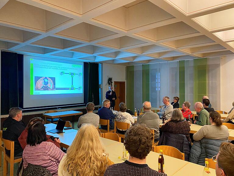 Bei der Info-Veranstaltung am Donnerstagabend, zu der rund 40 Interessierte kamen, informierte Enerpipe-Vertreter Stefan Hippeli über ein mögliches Nahwärmenetz in Goßmannsdorf.