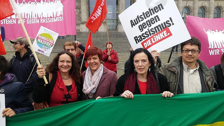 Simone Barrientos (links) bei einer Demo gegen die AfD vor der konstituierenden Sitzung des Deutschen Bundestages am 24. September. Foto: Die Linke