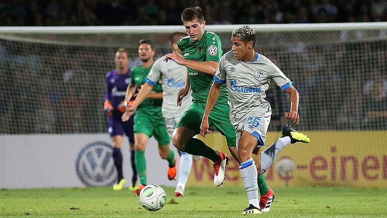 Fussball, DFB-Pokal, 1. FC Schweinfurt 05 - FC Schalke 04       -  Schalkes Amine Harit setzt sich gegen Schweinfurts Kevin Fery durch.