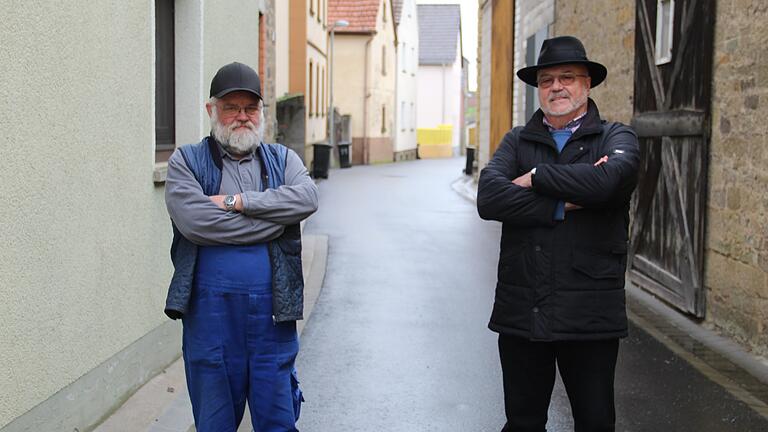 Verärgert:&nbsp; 25.000 Euro hat Landwirt Josef Strohmenger (links) für eine Straßensanierung bezahlt, die ihm keinen erkennbaren Vorteil bringt. Jetzt hofft er auf den Härtefallfonds. Heinz Amling (rechts) vom Eigenheimerverband kämpfte über Jahre für eine Abschaffung der Straßenausbaubeiträge.