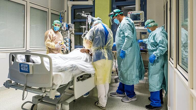 Nach wie vor befinden sich viele Patientinnen und Patienten, bei denen eine Corona-Infektion nachgewiesen wurde, in den Krankenhäusern der Region (Symbolbild). Das Virus ist aber häufig nur ein 'Nebenbefund', der den Versorgungsaufwand auch auf Normalstationen steigert. Nach wie vor befinden sich viele Patientinnen und Patienten, bei denen eine Corona-Infektion nachgewiesen wurde, in den Krankenhäusern der Region (Symbolbild). Das Virus ist aber häufig nur ein 'Nebenbefund', der den Versorgungsaufwand auch auf Normalstationen steigert.