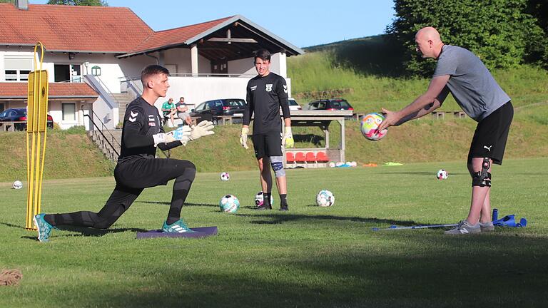 Tobias Schunder (rechts) ist der neue Torwarttrainer des TSV Großbardorf.