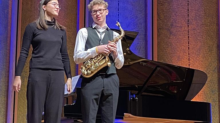 Olivia Bergmann (Klavier) und Benjamin Lukas Bächler (Altsaxophon) beim Kissinger Winterzauber.       -  Olivia Bergmann (Klavier) und Benjamin Lukas Bächler (Altsaxophon) beim Kissinger Winterzauber.