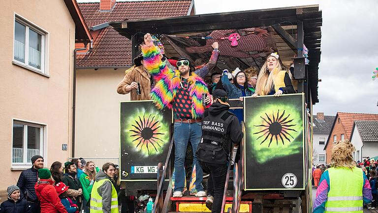 Zahlreiche Närrinnen und Narren besuchen am Samstag den Faschingszug in Heustreu. Das dazugehörige Sicherheitskonzept der Polizei sei nach eigenen Angaben aufgegangen.