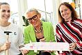 Schwein hat, wer mitmacht: Anna-Lena Spirk (Landratsamt-Gesundheitsamt Kitzingen), Künstlerin Ingrid Schubert und Tanja Kraev (Mehrgenerationenhaus Kitzingen) laden Groß und Klein zur Kreativwerkstatt ein.
