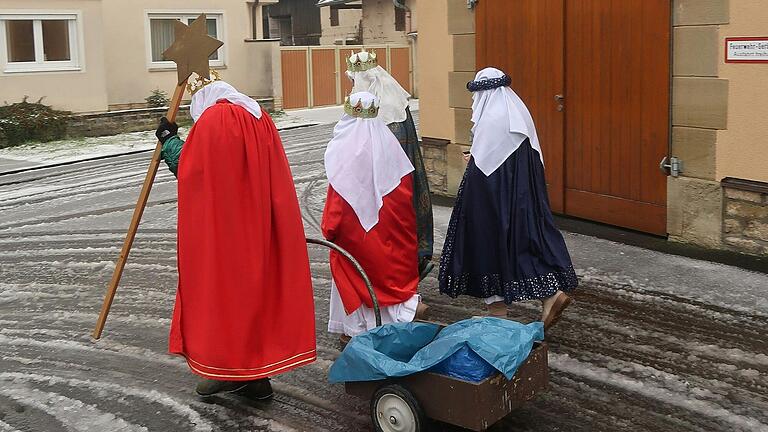 Die Sternsinger trotzten dem nasskalten Wetter auf vereisten Wegen mit viel Engagement. Die Sternsinger trotzten dem nasskalten Wetter auf vereisten Wegen mit viel Engagement.
