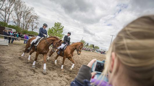 Die Trainerinnen Nadine Mitter und Astrid Stegmann mit Pas de deux. Die Trainerinnen Nadine Mitter und Astrid Stegmann mit Pas de deux.