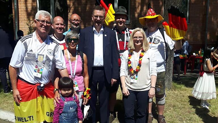Die WM-Touristen der Fangruppe Mitte mit Dieter und Hiltrud Hohmann aus Hammelburg haben DFB-Chef Reinhard Grindel bei einer Bolzplatz-Einweihung in Moskau getroffen.  Foto: Hohmann       -  Die WM-Touristen der Fangruppe Mitte mit Dieter und Hiltrud Hohmann aus Hammelburg haben DFB-Chef Reinhard Grindel bei einer Bolzplatz-Einweihung in Moskau getroffen.  Foto: Hohmann