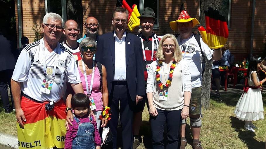 Die WM-Touristen der Fangruppe Mitte mit Dieter und Hiltrud Hohmann aus Hammelburg haben DFB-Chef Reinhard Grindel bei einer Bolzplatz-Einweihung in Moskau getroffen.  Foto: Hohmann       -  Die WM-Touristen der Fangruppe Mitte mit Dieter und Hiltrud Hohmann aus Hammelburg haben DFB-Chef Reinhard Grindel bei einer Bolzplatz-Einweihung in Moskau getroffen.  Foto: Hohmann