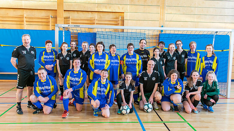 Gruppenbild nach dem gemeinsamen Training der Fußball-Mannschaft der Mainfränkischen Werkstätten und des U15-Mädchen-Teams des SV Veitshöchheim. Die Aktion, bei der das Foto entstand, war noch vor Ausbruch der Corona-Pandemie. Die Verantwortlichen hoffen nun, das Projekt bald fortsetzen zu können. Gruppenbild nach dem gemeinsamen Training der Fußball-Mannschaft der Mainfränkischen Werkstätten und des U15-Mädchen-Teams des SV Veitshöchheim. Die Aktion, bei der das Foto entstand, war noch vor Ausbruch der Corona-Pandemie. Die Verantwortlichen hoffen nun, das Projekt bald fortsetzen zu können.