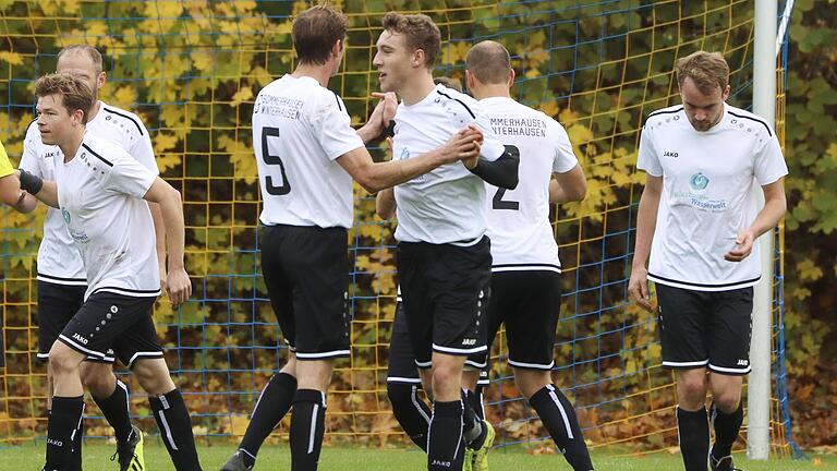 Groß ist die Vorfreude bei der SG Sommerhausen/Winterhausen auf die neue Runde in der Kreisliga: Die 2019 gegründete Spielgemeinschaft stieg bereits in ihrer ersten Saison als Kreisklassen-Meister auf. Groß ist die Vorfreude bei der SG Sommerhausen/Winterhausen auf die neue Runde in der Kreisliga: Die 2019 gegründete Spielgemeinschaft stieg bereits in ihrer ersten Saison als Kreisklassen-Meister auf.