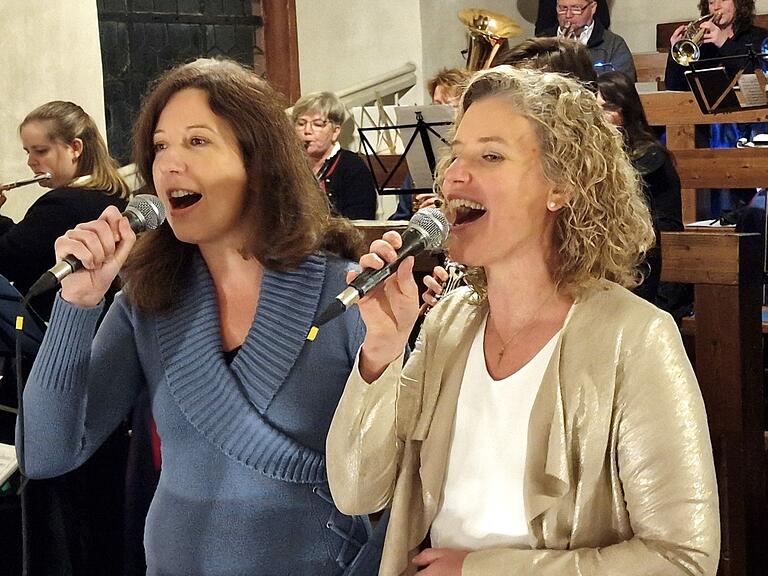 Ein besonderer Ohrenschmaus war der herzerfrischende Gesangsbeitrag 'Es lebe unsere Fasenacht' der Schwestern Julia Götz und Theresa Englert.