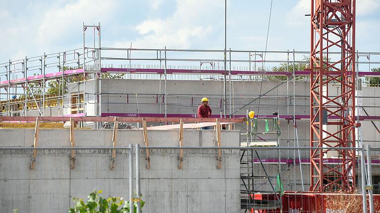 Der Rohbau der Körnerschule im Norden von Bellevue ist fast fertig. Zum Schuljahr 2025/26 wird die Schweinfurter Grundschule eröffnet.